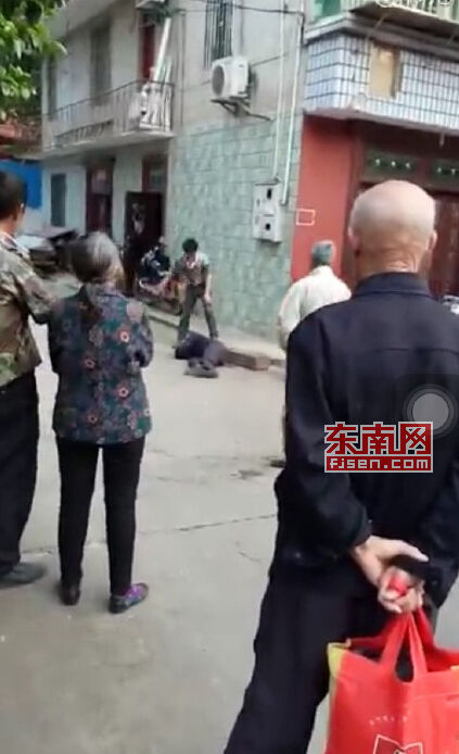 福建一名男子暴打父亲 老人倒地满头是血(图)