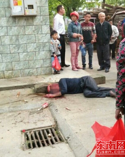 福建一名男子暴打父亲 老人倒地满头是血(图)
