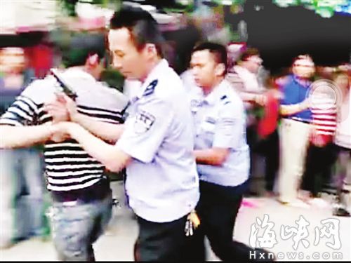 福建一名男子暴打父亲 老人倒地满头是血(图)
