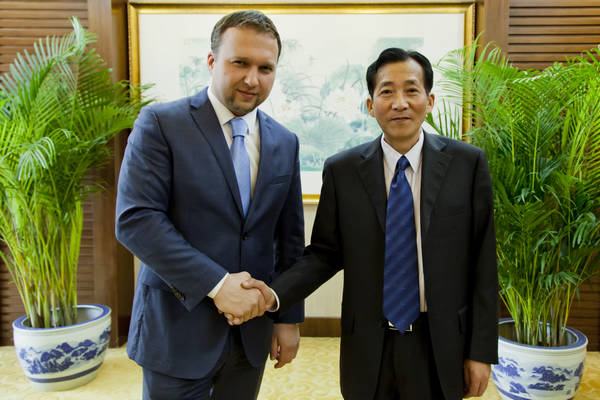 陈晓华会见捷克农业部部长尤雷奇卡