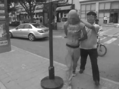 网传黑社会火拼视频 实为便衣抓&ldquo;剪金链&rdquo;嫌犯