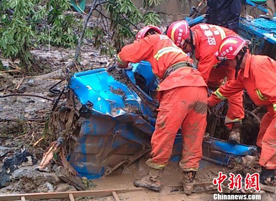 浙江临安突发泥石流85间民房进水警方紧急救援