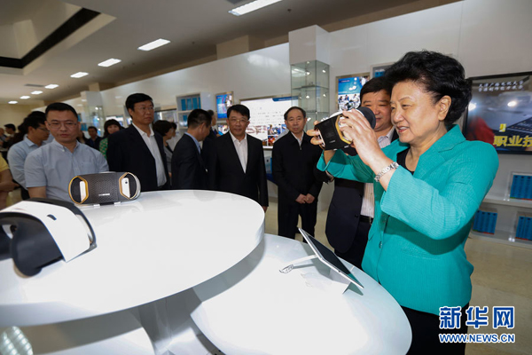 5月8日,中共中央政治局委员、国务院副总理刘延东在天津出席2016年职业教育活动周启动仪式暨全国职业院校技能大赛开幕式。这是刘延东(右一)在天津广播电视大学体验区,通过全景VR设备体验汽车修理培训课程。新华社记者 沈伯韩摄 5月8日,中共中央政治局委员、国务院副总理刘延东在天津出席2016年职业教育活动周启动仪式暨全国职业院校技能大赛开幕式。这是刘延东(右一)在天津广播电视大学体验区,通过全景VR设备体验汽车修理培训课程。新华社记者 沈伯韩摄