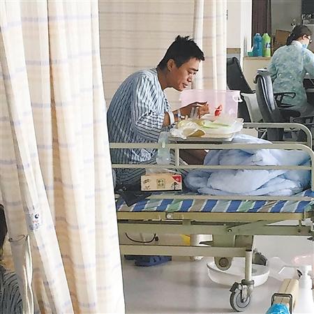 李德均在病房里吃饭 记者 韩政 摄