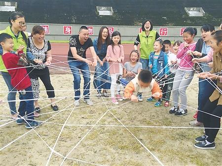 在社工的组织下，家长跟小朋友一起做&ldquo;蜘蛛网&rdquo;游戏。 受访者供图