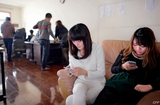 p37-3&mdash;从背景布景板、柔光灯箱、摄像头到麦克风，主播必备装备往往价值不菲。