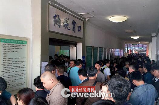 p80-1五一小长假前的最后一个交易日,宝山交易中心人潮涌动《中国经济周刊》记者 劳佳迪 I 摄