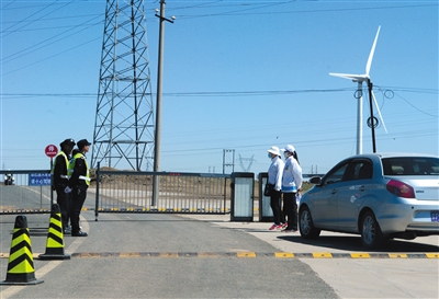 昨日上午，张北&ldquo;草原天路&rdquo;入口，工作人员设卡验票。