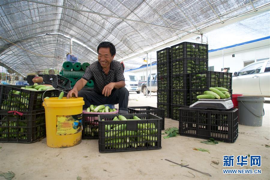 （图文互动）（3）绿色发展&ldquo;摘穷帽&rdquo;　精神扶贫&ldquo;拔穷根&rdquo;&mdash;&mdash;江西寻乌的小康实践 