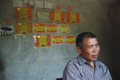 莎莎的爷爷时常对着房间里一面贴满了两个孙女奖状的墙壁发呆。