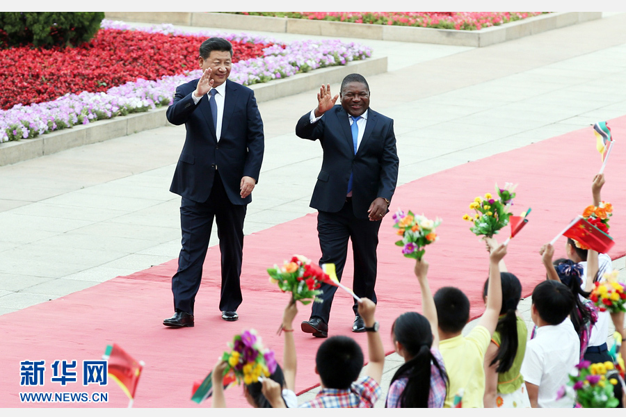 5月18日，國家主席習近平在北京人民大會堂同莫桑比克總統紐西舉行會談。這是會談前，習近平在人民大會堂東門外廣場為紐西總統舉行歡迎儀式。新華社記者 姚大偉 攝 