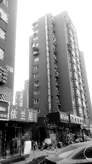 &ldquo;居民楼的底商不是不让开餐饮吗？怎么这里还有这么高的烟道？&rdquo;昨天，有市民向北京晨报反映，称四方景园居民楼底商的餐馆有一个14层楼高的&ldquo;巨型&rdquo;排风烟道，起风时油烟让居民无法开窗，甚至还经常有蟑螂从烟道爬进居民楼中。丰台区环保局表示，烟道2007年就经过了环保局审批，按照旧有管理办法管理，是合法的。