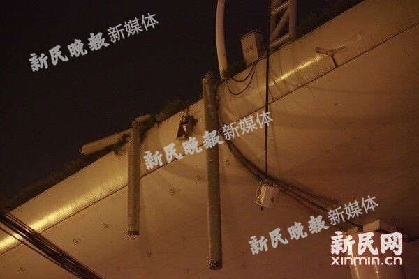 图说：事发高架桥上悬挂有2根钢管 新民晚报新民网 萧君玮 摄