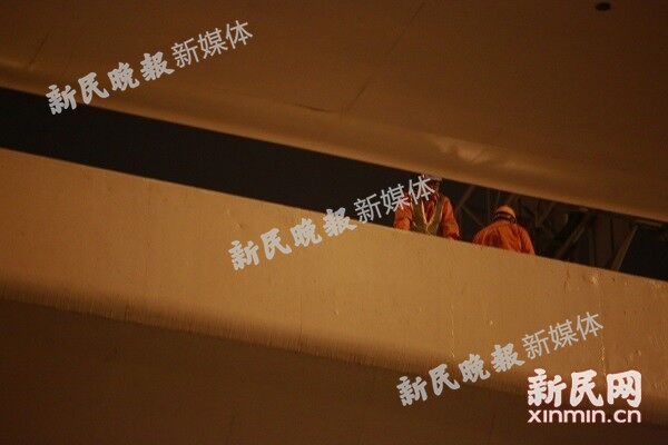 图说：现场工作人员正在进行抢修 新民晚报新民网 萧君玮 摄