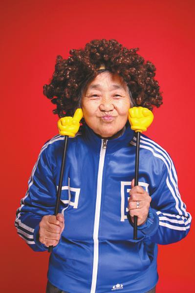 80岁“宜宾最美奶奶” 孙女掌镜把青春拍回来