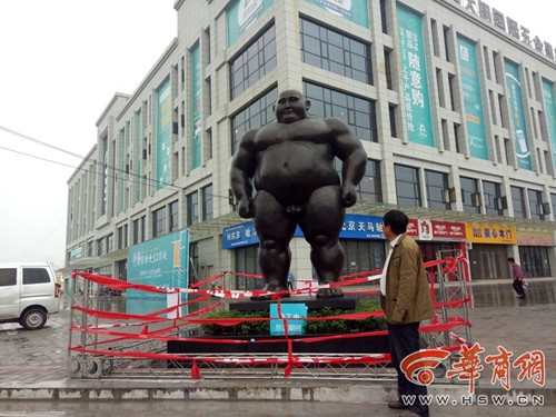 艺术还是低俗？宝鸡一建材城全裸雕塑遭人指责