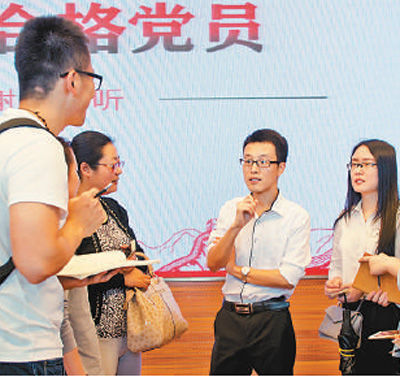 徐川（右二）在党课后与听众交流。
