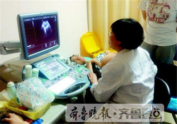 山东省千佛山医院曲素慧正在为一名孕妇做B超检查。 齐鲁壹点记者　王小蒙　摄