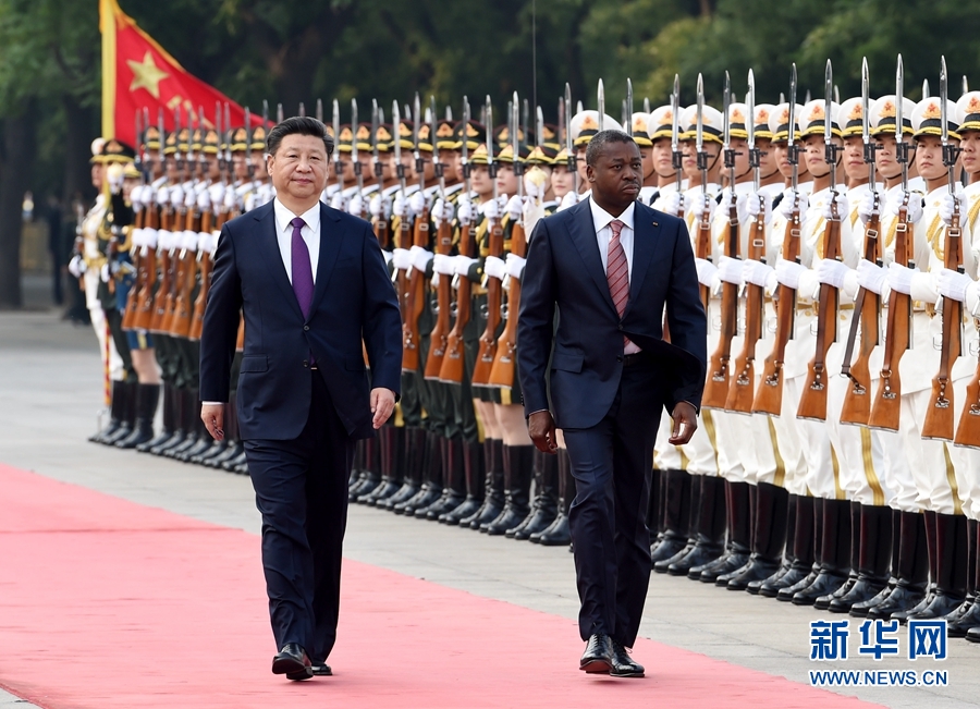 5月30日，國家主席習近平在北京人民大會堂同多哥總統福雷舉行會談。這是會談前，習近平在人民大會堂東門外廣場為福雷舉行歡迎儀式。 新華社記者 饒愛民 攝