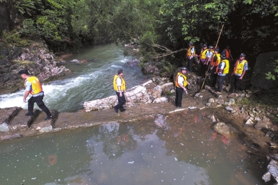 景区漂流突遇山洪8人遇难10人受伤