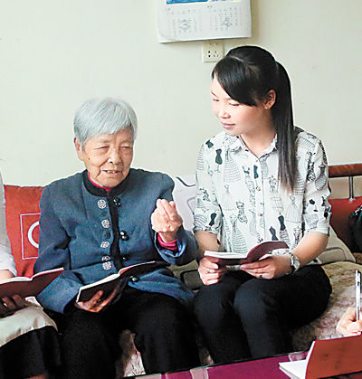 龚全珍（左）在讲述。