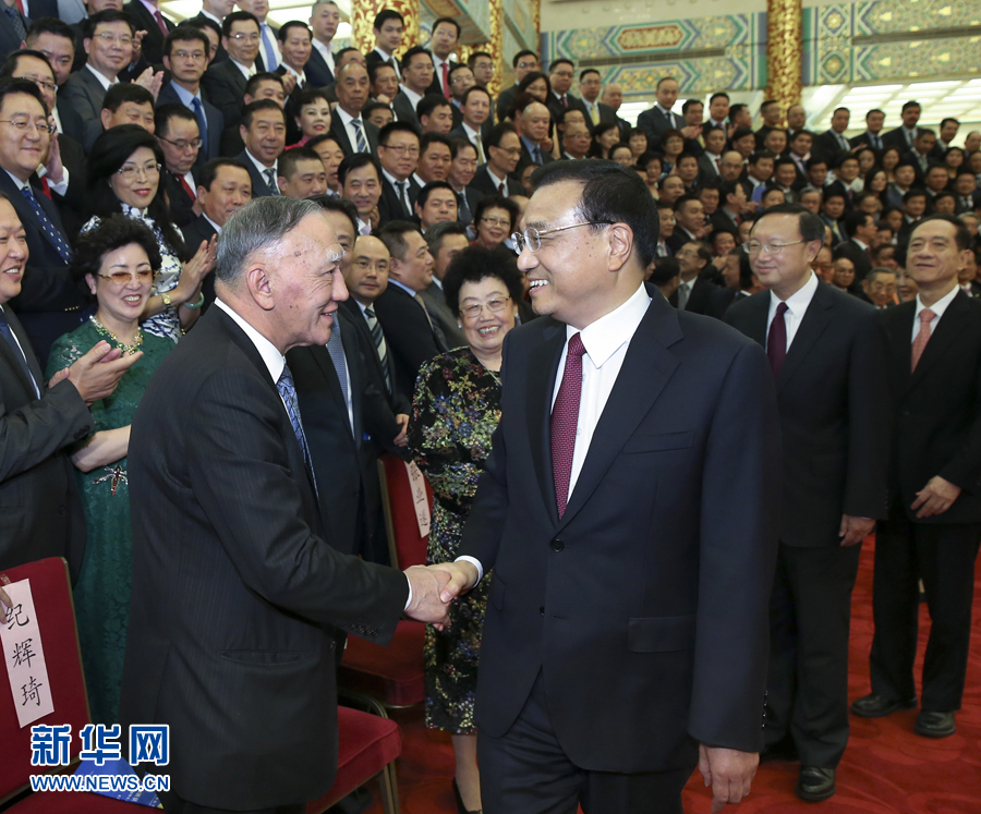6月2日，国务院总理李克强在北京人民大会堂金色大厅会见出席第八届世界华侨华人社团联谊大会的全体代表。 新华社记者庞兴雷摄