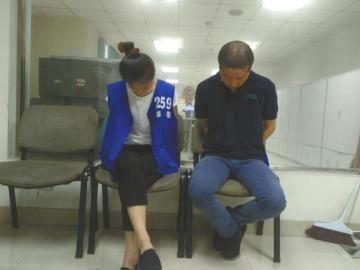 审判后,两人短暂相见。