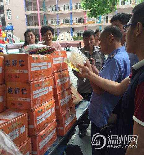 执法人员赶赴现场,依法清点查扣冷冻食品,并立案调查。温州网