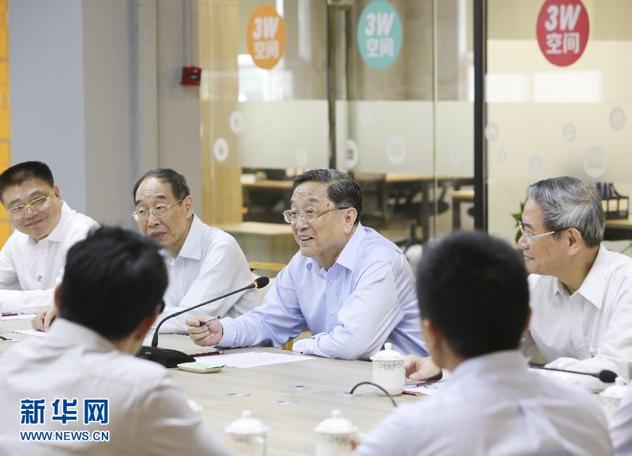 6月11日，中共中央政治局常委、全国政协主席俞正声来到厦门海沧出席&ldquo;乐业两岸创享未来&rdquo;青创先锋汇交流活动。这是俞正声与两岸青年创业、就业和实习代表进行交流座谈。 新华社记者丁林摄