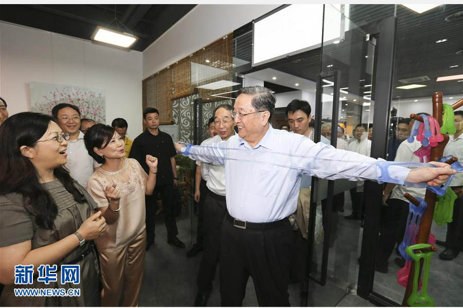 6月11日，中共中央政治局常委、全国政协主席俞正声来到厦门海沧出席&ldquo;乐业两岸 创享未来&rdquo;青创先锋汇交流活动。这是俞正声视察台湾创业馆。新华社记者丁林摄