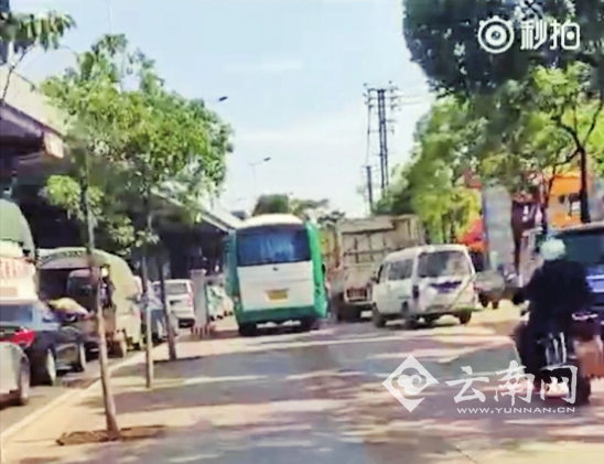 遇到堵车犯冲动公交开上人行道 网友：&ldquo;咋不上天呢&rdquo;
