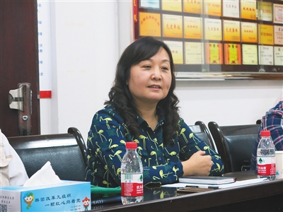 5月19日，重庆江北区寸滩街道举行的&ldquo;积分制&rdquo;交流座谈会上，区人大代表孙燕介绍过去一年履职的情况。