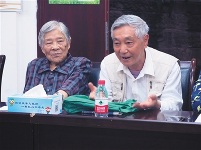 5月19日，重庆江北区观音桥街道建北社区，两位八旬老人讲述区人大代表提建议为他们解决老年人领津贴的问题。本版摄影/新京报记者 吴为