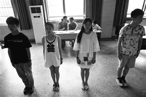 探访空姐招生面试过程：跟腱短不行 O型腿不要