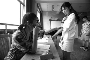 探访空姐招生面试过程：跟腱短不行 O型腿不要