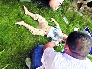 14日上午7时许，黄冈市红安县发生一起悲剧：一名30多岁的母亲将年仅2岁多的儿子，从7楼楼顶天台摔至楼下。孩子全身多处骨折，目前被送到武汉同济医院治疗，尚未脱离危险。知情者介绍，孩子的父亲熊先生今年53岁，常年在外打工，夫妻俩早晨曾打电话吵架。