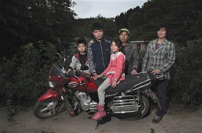 杨祖荣一家合影。去年7月夫妻两人放弃打工生活,从广东回家乡,陪伴孩子们。