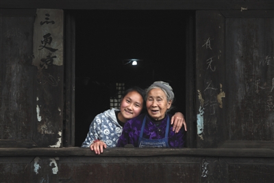 居仁中学初二学生彭晓敏,儿时失去双亲,平时在学校寄宿的她,每到周末还是尽量回趟家,帮奶奶干些农活。 A18-A19版摄影/新京报记者 尹亚飞