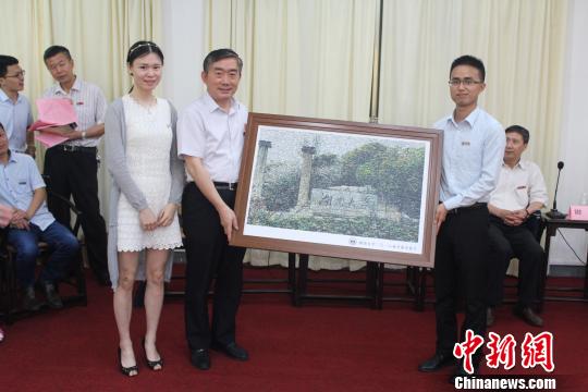 湖南一高校毕业生用千张毕业照拼图向母校&ldquo;表白&rdquo;