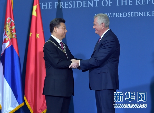 6月18日，國家主席習近平在貝爾格萊德同塞爾維亞總統尼科利奇舉行會談。會談後，尼科利奇向習近平授予塞爾維亞最高級別勳章&ldquo;共和國一級榮譽勳章&rdquo;，感謝習近平為中塞關係發展作出的傑出貢獻。新華社記者 李濤 攝 