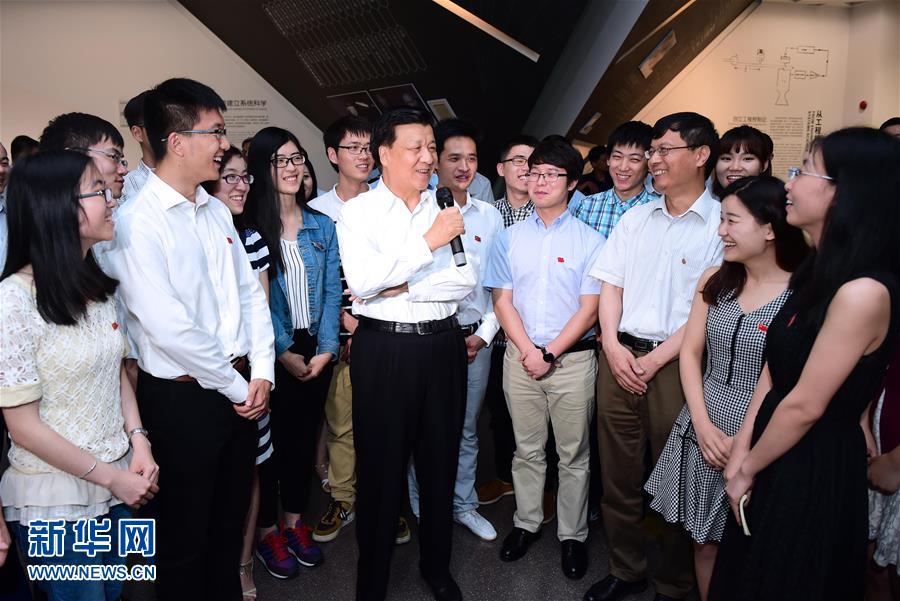 6月19日至20日,中共中央政治局常委、中央书记处书记刘云山在上海调研。这是6月19日,刘云山在上海交通大学钱学森图书馆与学生交流。新华社记者 张铎 摄 6月19日至20日,中共中央政治局常委、中央书记处书记刘云山在上海调研。这是6月19日,刘云山在上海交通大学钱学森图书馆与学生交流。新华社记者 张铎 摄