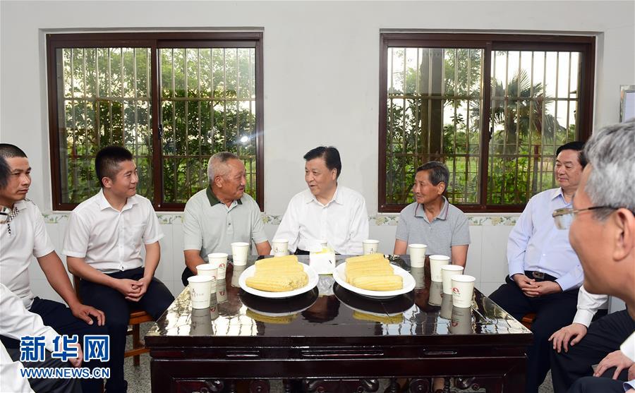 这是6月20日,刘云山在上海崇明县陈家镇瀛东村,看望村原党支部书记陆文忠(左三)和家人。新华社记者 张铎 摄 这是6月20日,刘云山在上海崇明县陈家镇瀛东村,看望村原党支部书记陆文忠(左三)和家人。新华社记者 张铎 摄