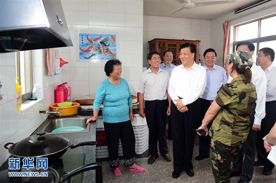这是6月20日,刘云山在上海崇明县竖新镇仙桥村,考察村民家庭生活状况。新华社记者 张铎 摄 这是6月20日,刘云山在上海崇明县竖新镇仙桥村,考察村民家庭生活状况。新华社记者 张铎 摄