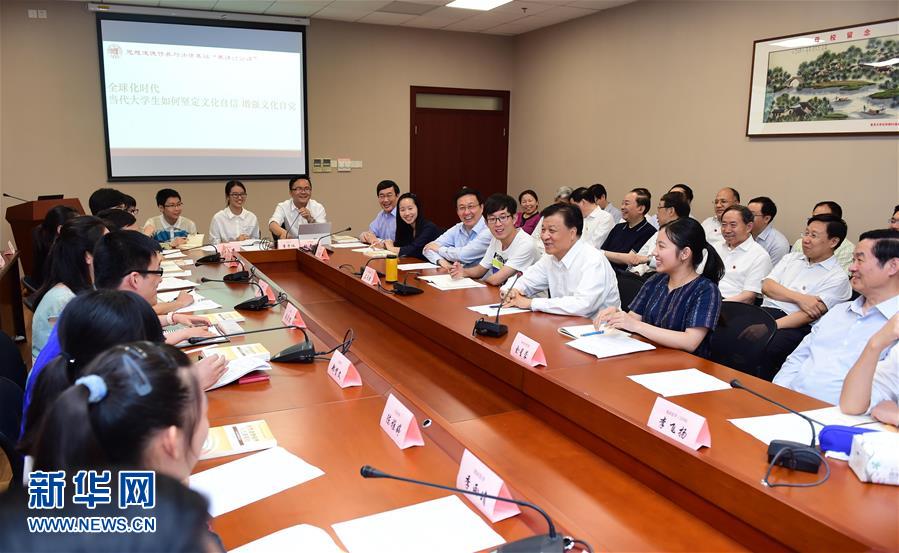 这是6月19日,刘云山在复旦大学与师生交流。 新华社记者 张铎摄 这是6月19日,刘云山在复旦大学与师生交流。 新华社记者 张铎摄