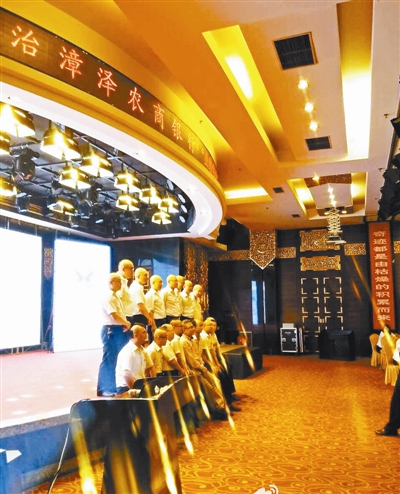 银行员工被打屁股:培训师道歉 董事长停职 图