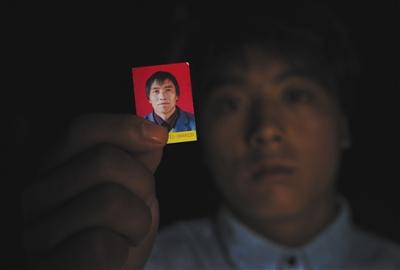 17岁的范贤银拿着父亲范厚友的照片。2013年10月，范厚友被其第二任妻子宋述群等人带到陕西省一煤矿打工，宋述群等人伪造&ldquo;矿难&rdquo;将范厚友杀害。