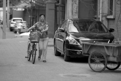 赵红英正在去群众家中。京华时报记者张斌摄