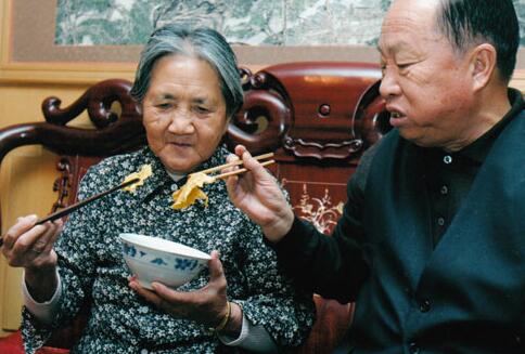 王杰平和老伴在家中