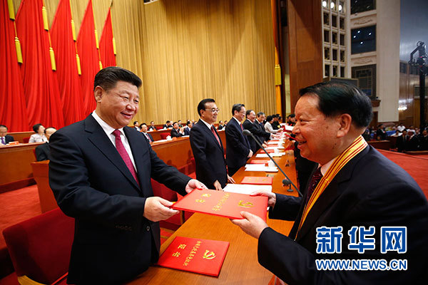 7月1日，庆祝中国共产党成立95周年大会在北京人民大会堂隆重举行。这是习近平等在大会上向受表彰的先进个人和先进集体代表颁奖。新华社记者 鞠鹏 摄
