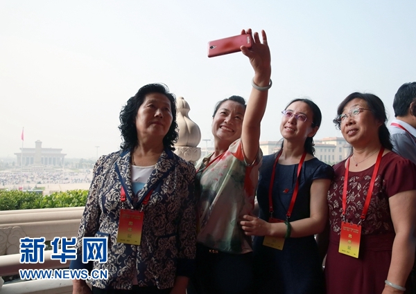 为实现中国梦添砖加瓦--全国两优一先代表在